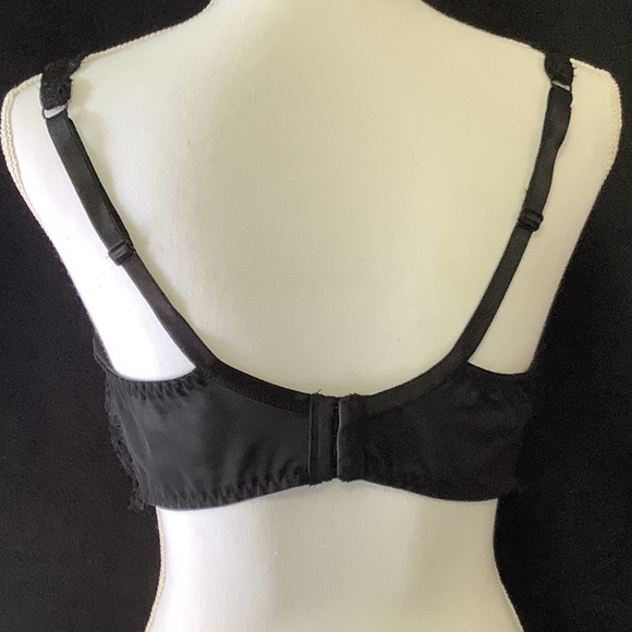 Pretty Lace Bra - Picture 3 of 5